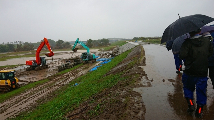 河川の堤防の修理工事を行っている写真