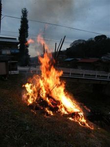 一色4地区　やぐらが燃えている様子