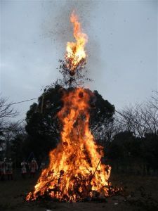 下町地区　やぐらが燃えている様子