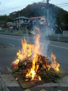 釜野1地区　やぐらが燃えている様子