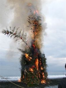 茶屋地区　やぐらが燃えている様子