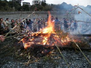 茶屋地区　木の枝の先につけたダンゴをあぶる様子