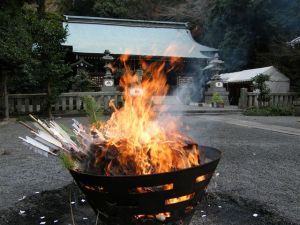 川匂神社　やぐらが燃えている様子