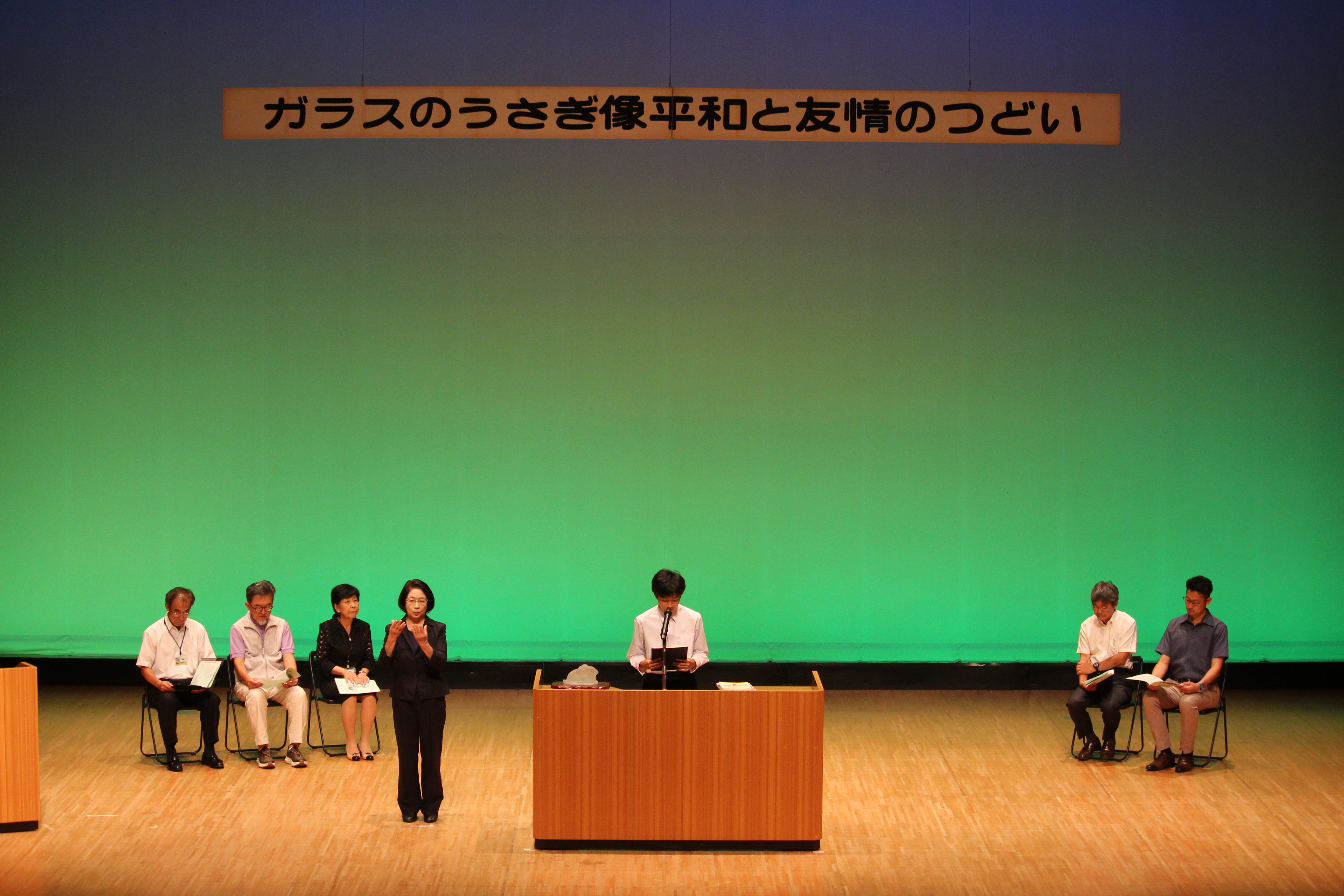 碑文朗読の様子