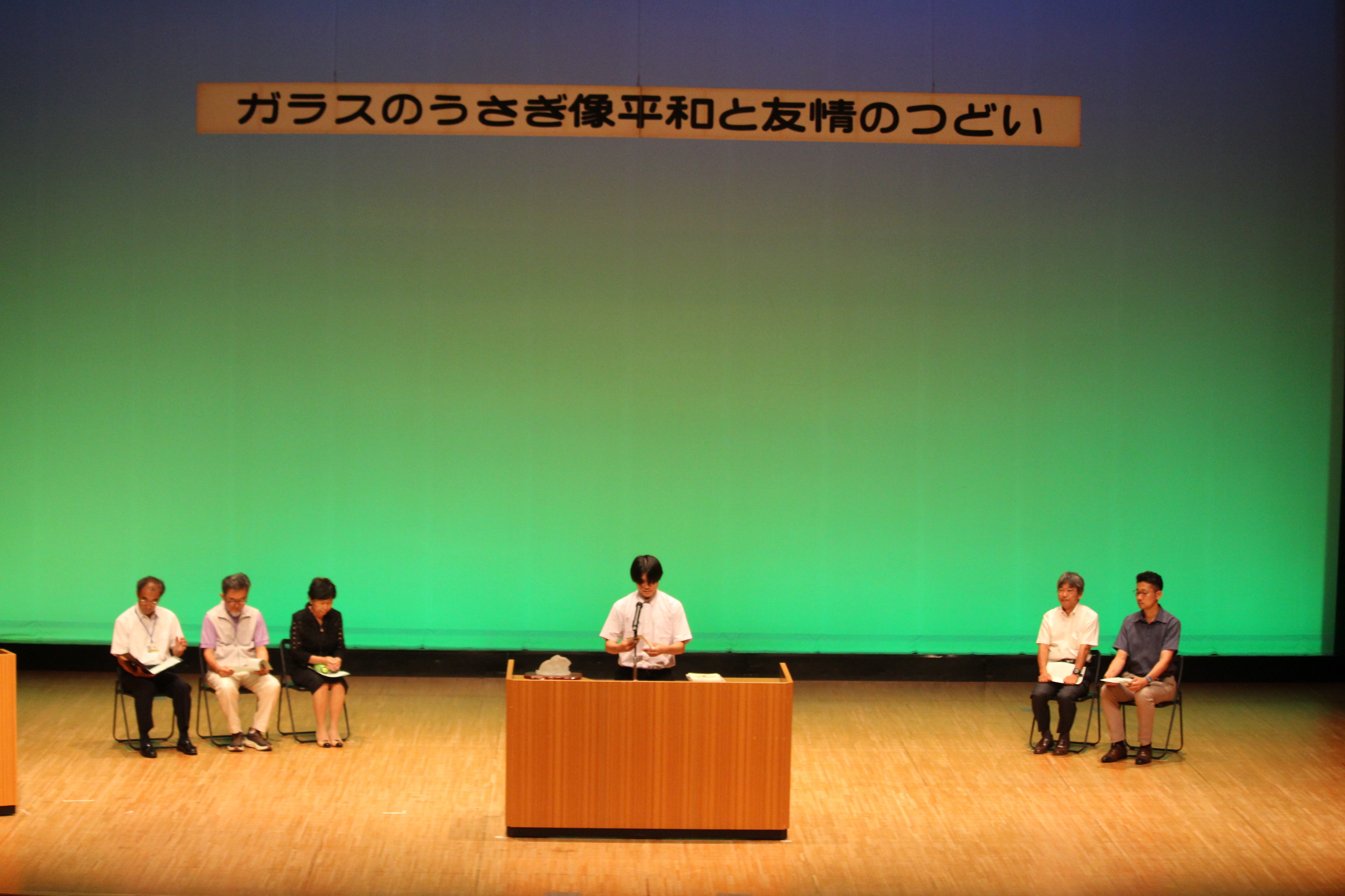 碑文英訳文の朗読の様子