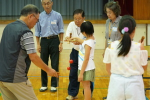 昔遊び（けん玉）の様子