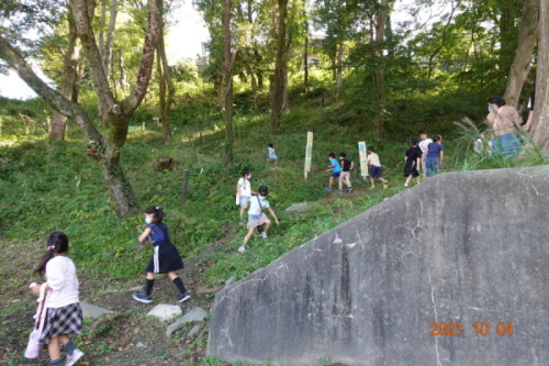 友情の山散策の様子