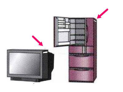 テレビと冷蔵庫の右側面上部に家電リサイクル券を貼り付けている画像