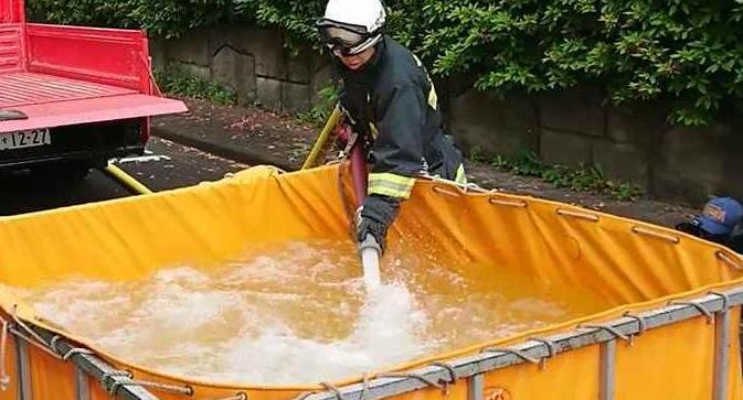 体を冷やすための簡易水槽に水を溜めている画像