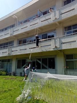 避難器具を使用している画像です