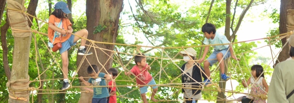 自然の中で遊ぶ子どもたち