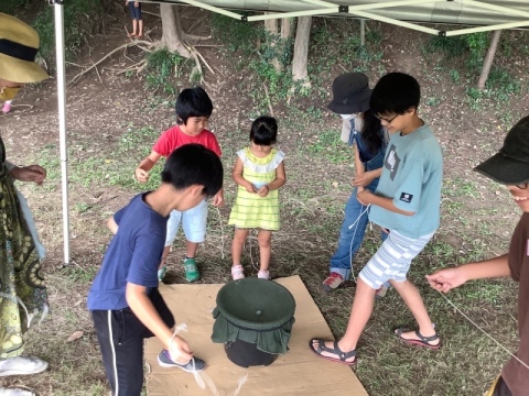 外で遊ぶ子どもたち