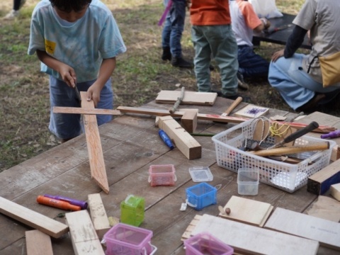 木工をして遊ぶ子ども