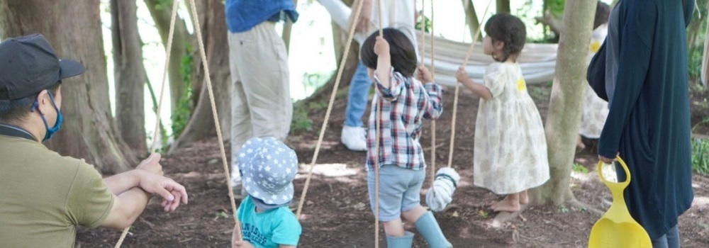 幼児と親が遊んでいる様子