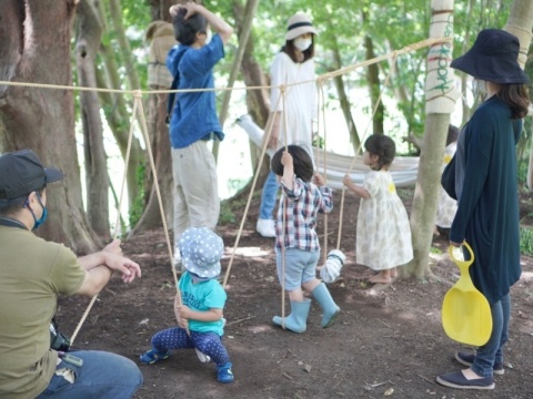 親子で一緒に遊んでいる様子