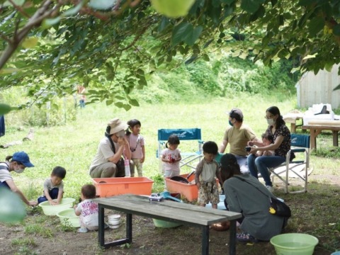 親子たちで食事をする様子