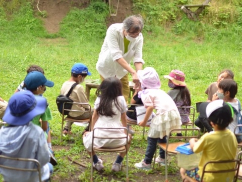 自然観察をする子どもたち1