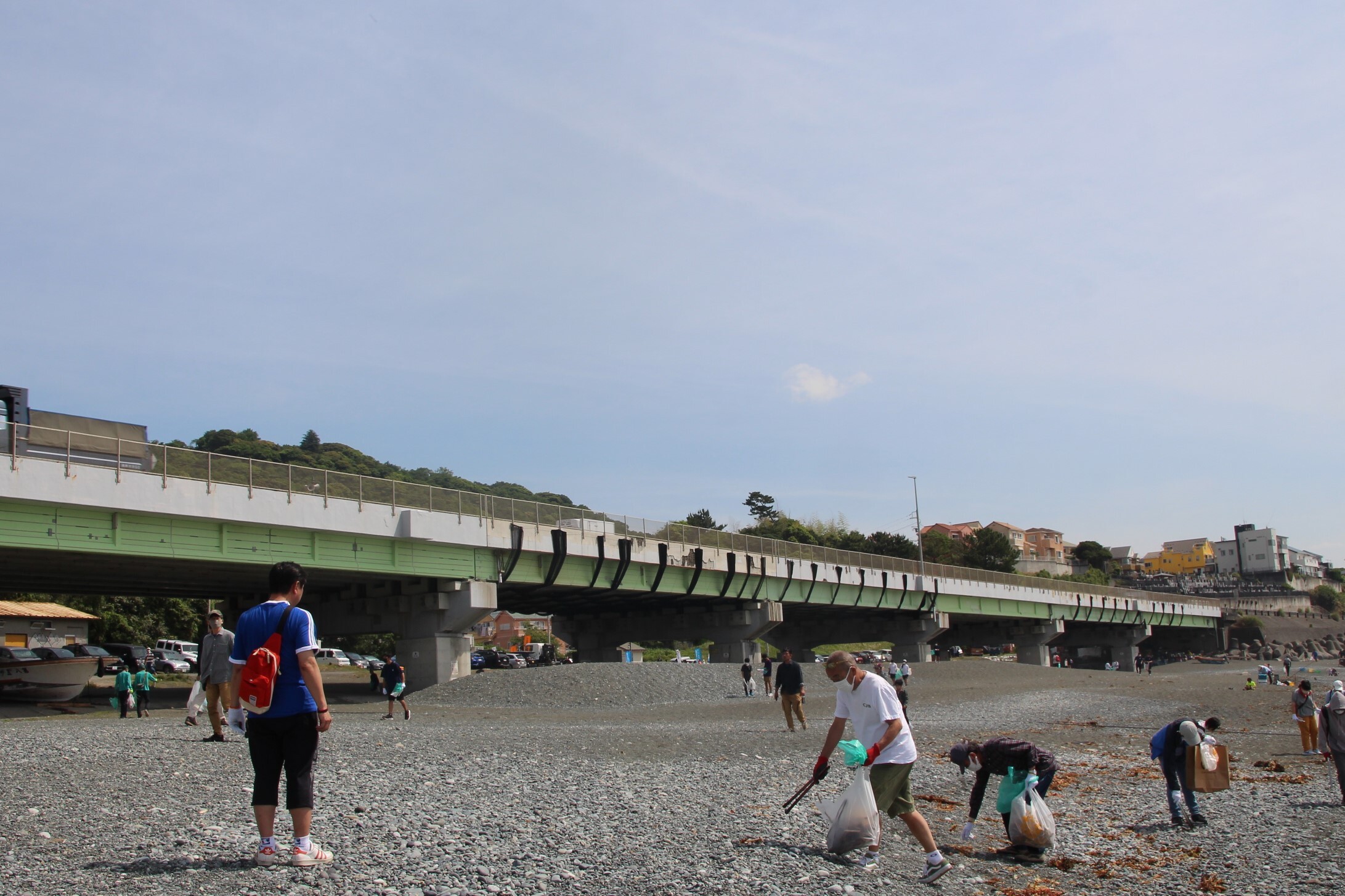 海岸で清掃している写真